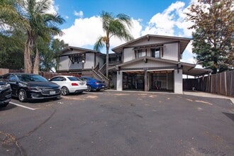 Building Photo - 526 S Tulip St