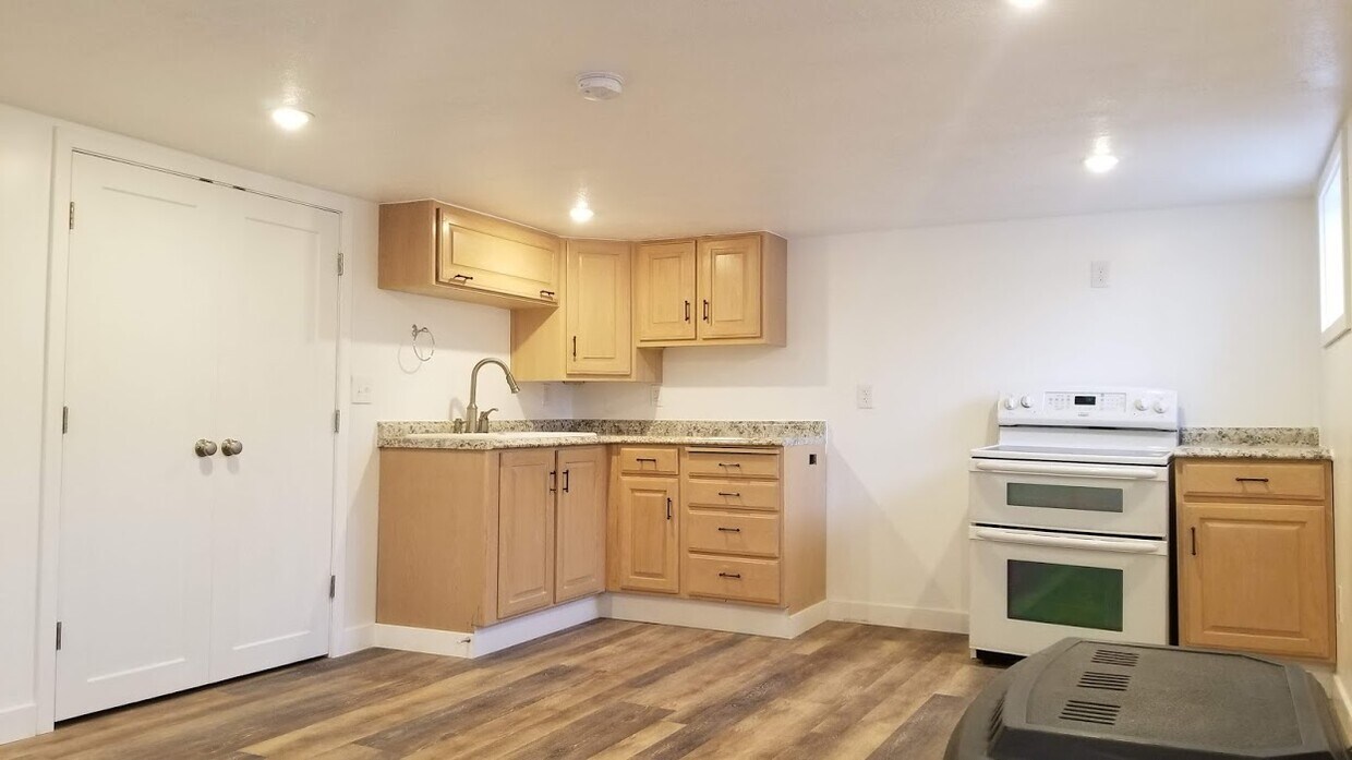 Primary Photo - 108 E Center St