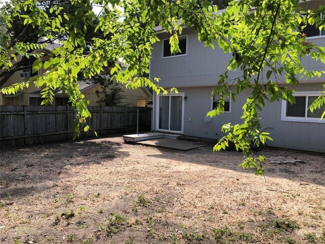 Building Photo - 718 Decker Prairie Dr