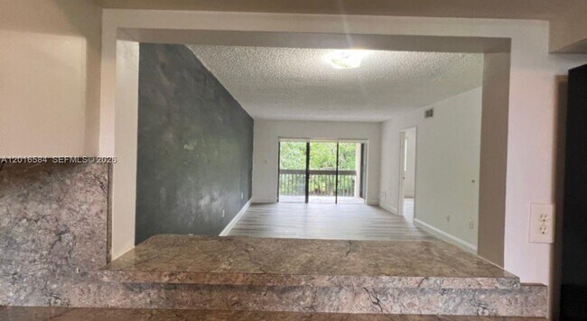 Building Photo - 8885 Fontainebleau Blvd