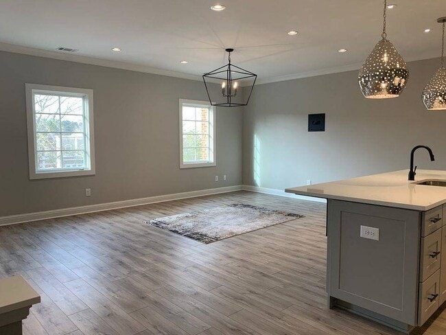 Building Photo - 1050 Parkside Cmns