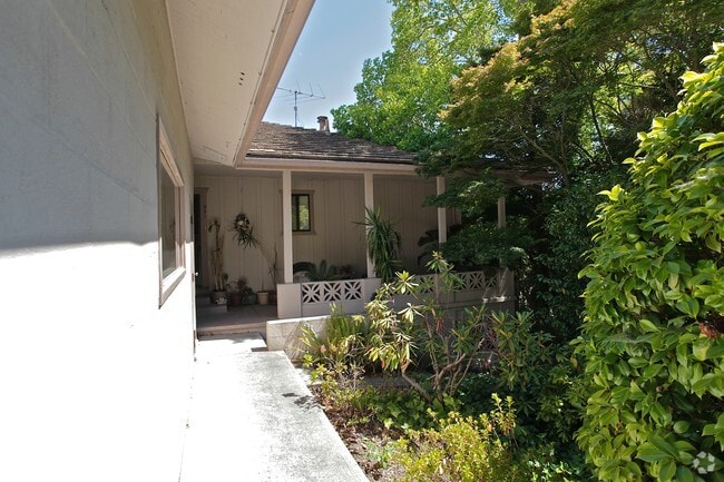 Building Photo - 988-990 Meadowsweet Dr