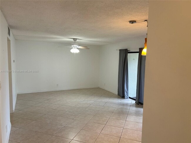 Foto del edificio - 301 N Pine Island Rd