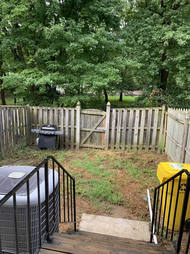 Building Photo - Three Bedroom Townhome in Severn