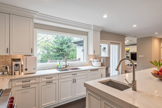 Building Photo - 55 Auryansen Ct