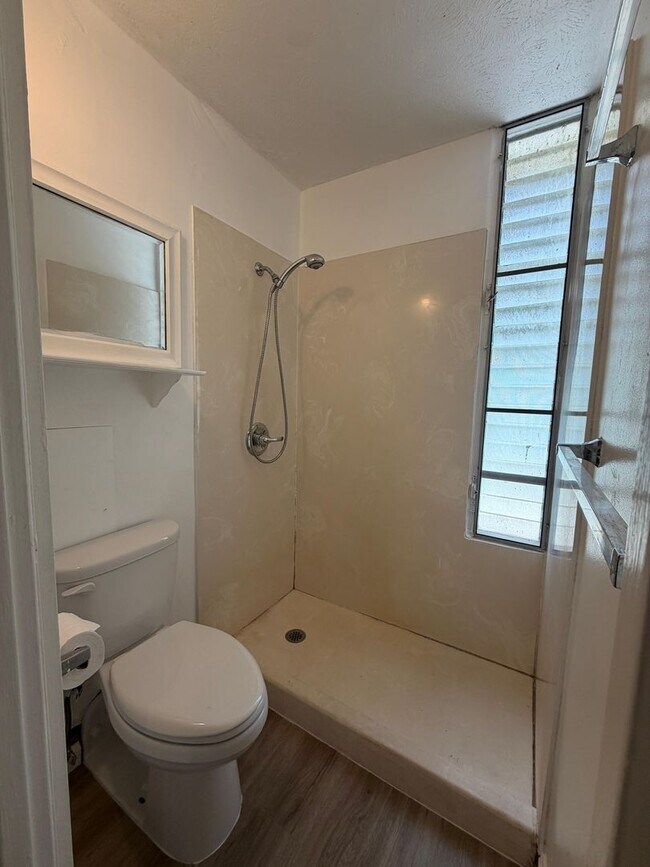 Foto del edificio - Upgraded studio available now in a secured building.