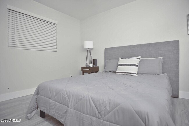 Foto del edificio - 2543 E Brill St