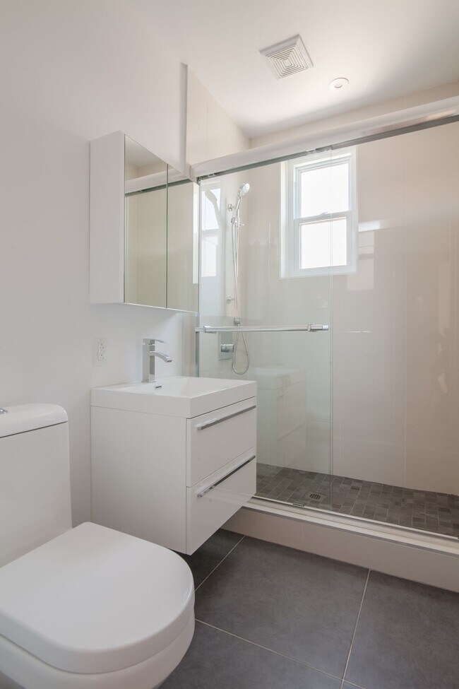 Building Photo - 2105 Rue Chomedey