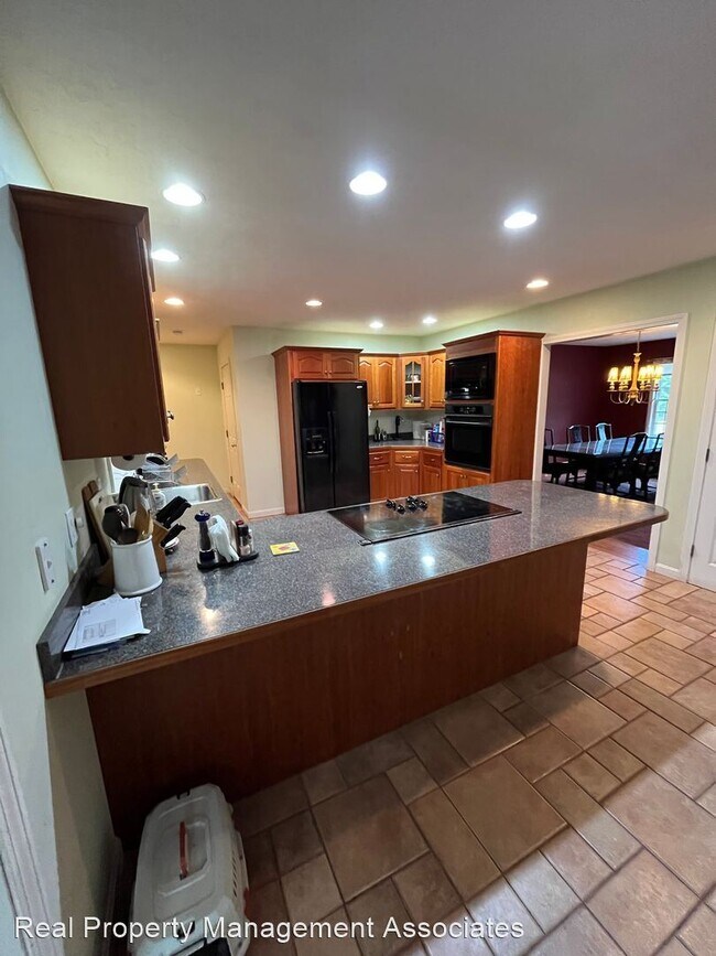 Building Photo - 6 br, 3.5 bath House - 22 Quaker Lane