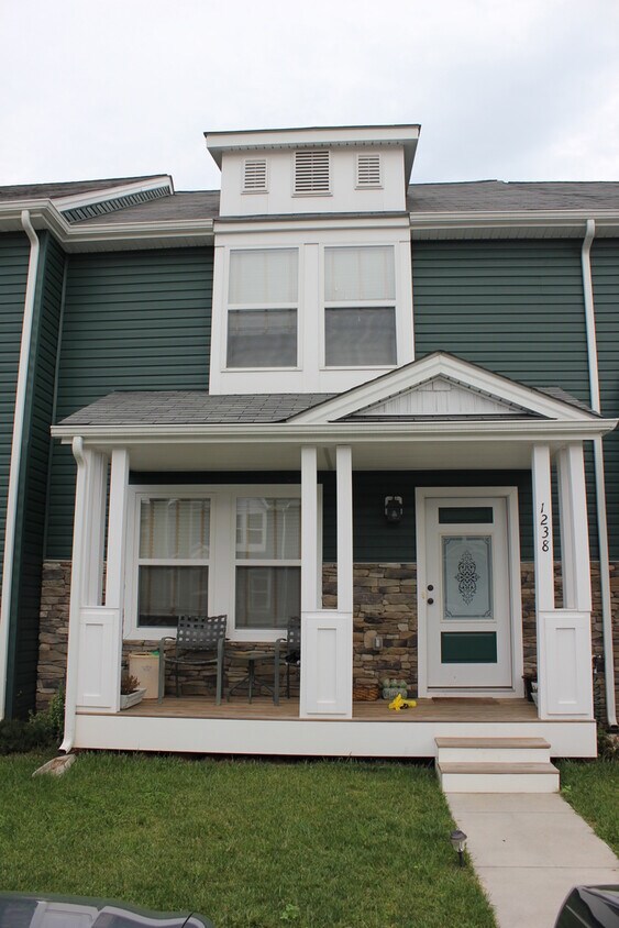 Primary Photo - 3 Bedroom, 3.5 Bath Townhouse with Full Fi...