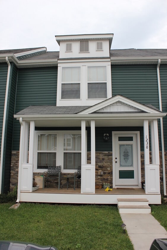 3 Bedroom, 3.5 Bath Townhouse with Full Fi... - 3 Bedroom, 3.5 Bath Townhouse with Full Fi...