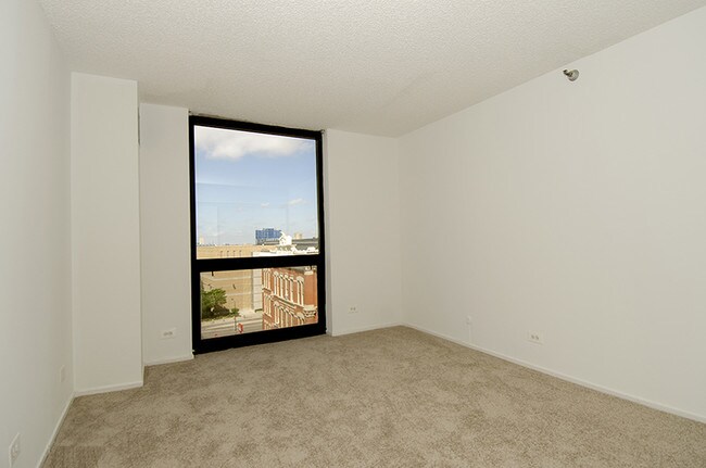 Building Photo - 1000 N La Salle Dr