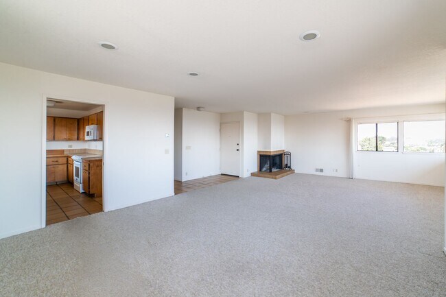 Building Photo - Penthouse Unit Ocean View 2 Bedroom, 2 Bat...