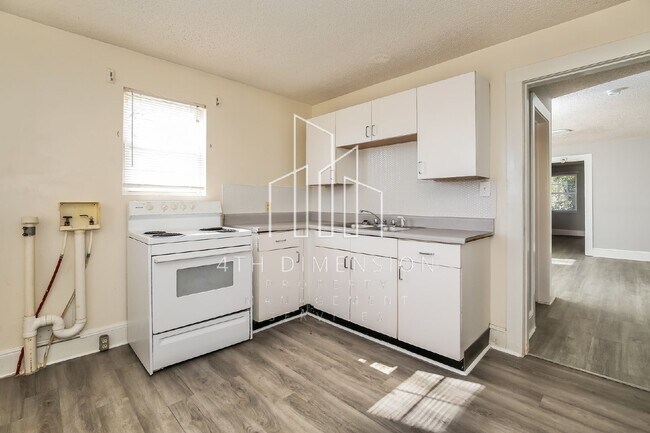Building Photo - "Charming 1 Bedroom Duplex in Greensboro -...