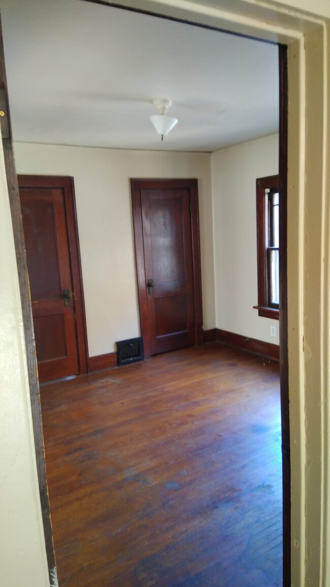 Building Photo - 1204 E McClure Ave