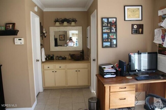 Building Photo - Rare find at this highly desirable rental,