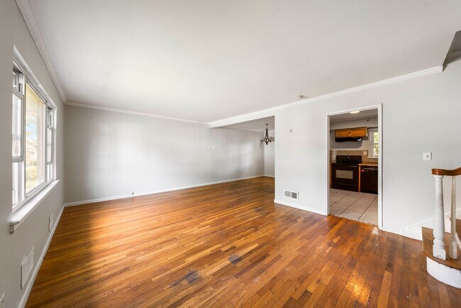 Building Photo - Spacious five bedroom home