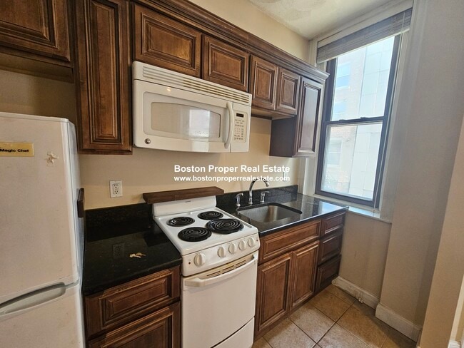Building Photo - 250 Newbury St
