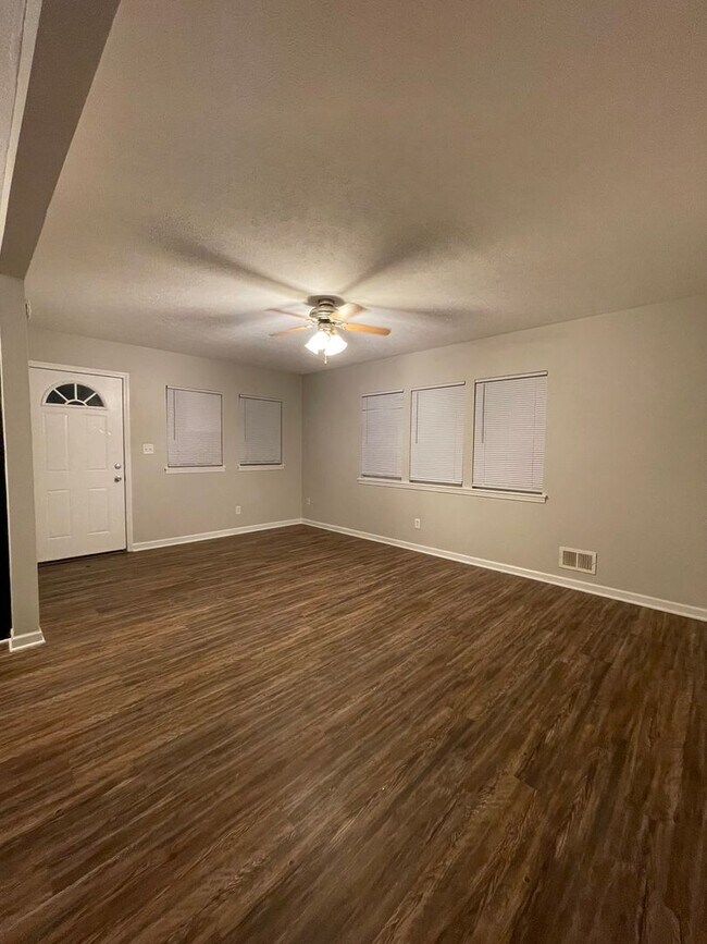 Foto del edificio - Bright all-brick Bungalow on Quiet Street-...