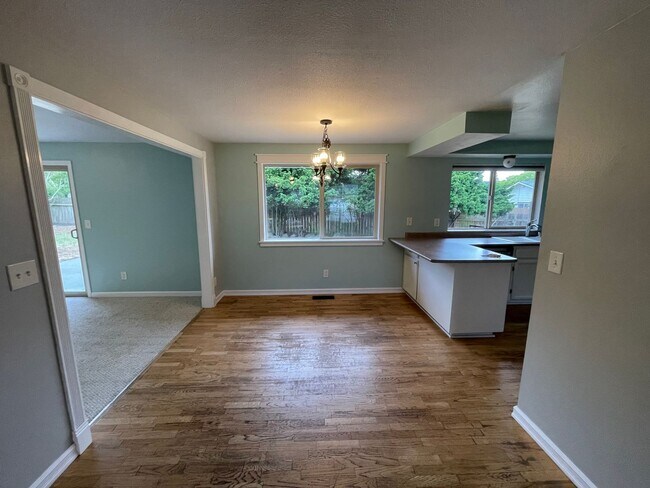 Foto del edificio - ***PENDING APPLICATION***Convenient 3-Bedroom Home Near NAS Whidbey Island with Garage Parking