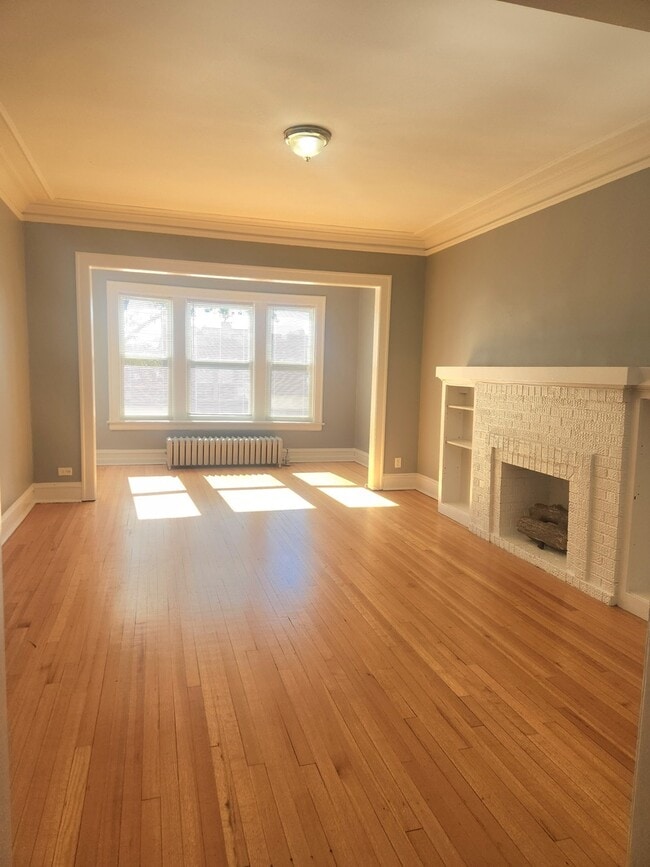 Building Photo - 3042 W Leland Ave