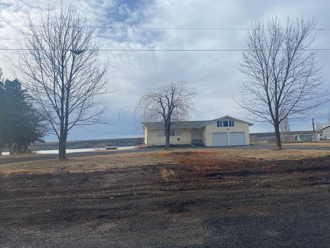 Primary Photo - Stunning Water View House for Rent