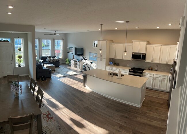 Building Photo - 933 Templeton Dr