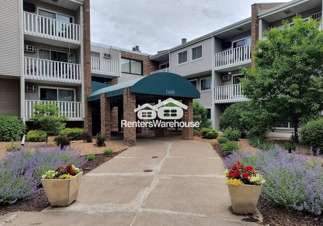 Building Photo - 1601 N Innsbruck Dr