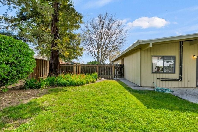 Building Photo - Affordable 2bed/2bath in South Woodland