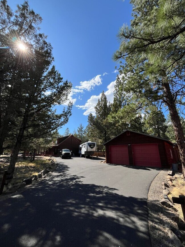 Building Photo - Beautiful Custom Log Home in Squaw Creek C...
