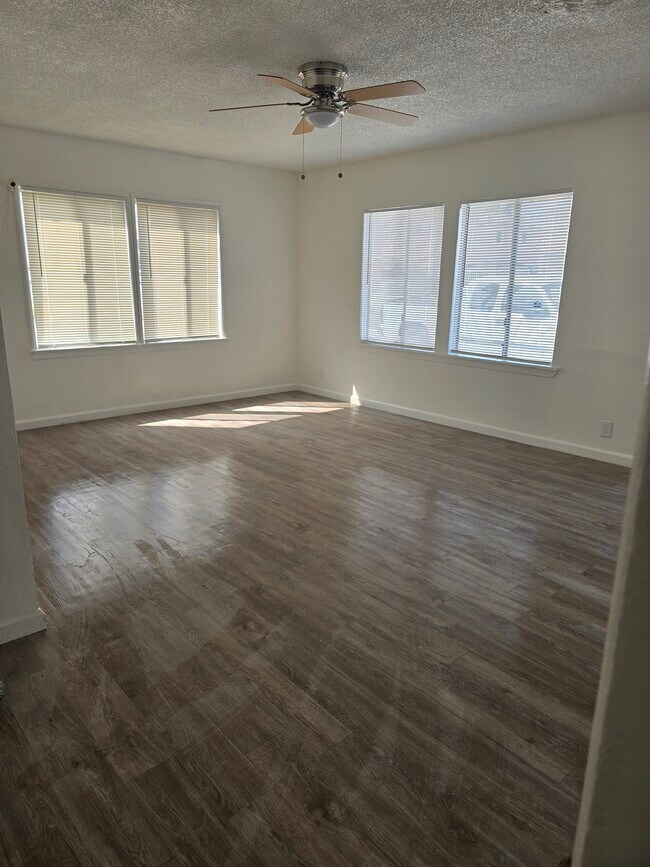 Foto del edificio - 10210 S Main St