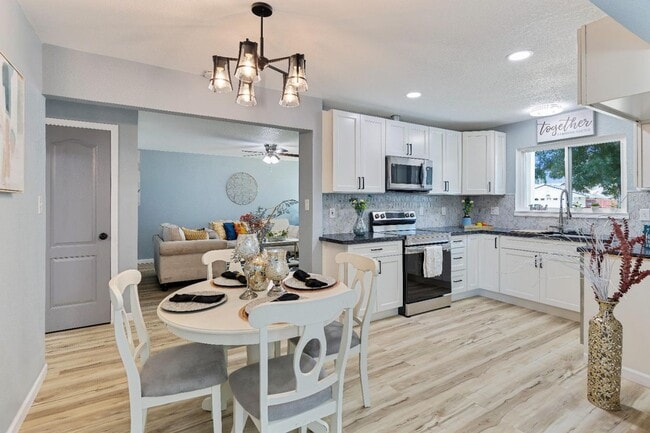Foto del edificio - Stunning 1 Story Home Professionally Remod...