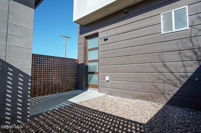 Foto del edificio - 6262 Woodrow Bean Transmountain