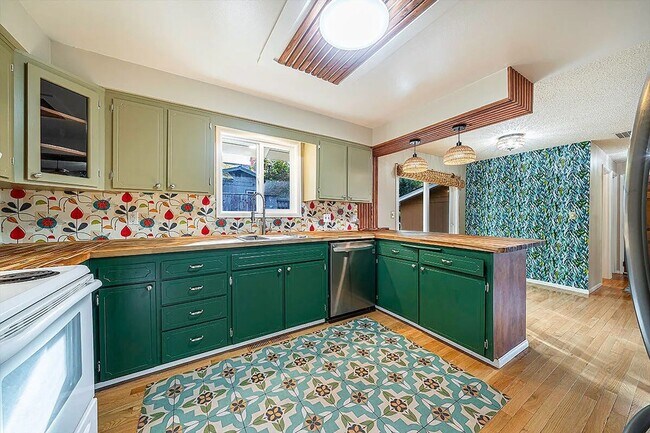 Building Photo - 3 Bed 2 Bath Home