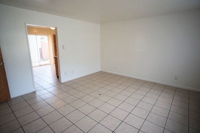 Building Photo - Cute Apartment in East Bakerfield