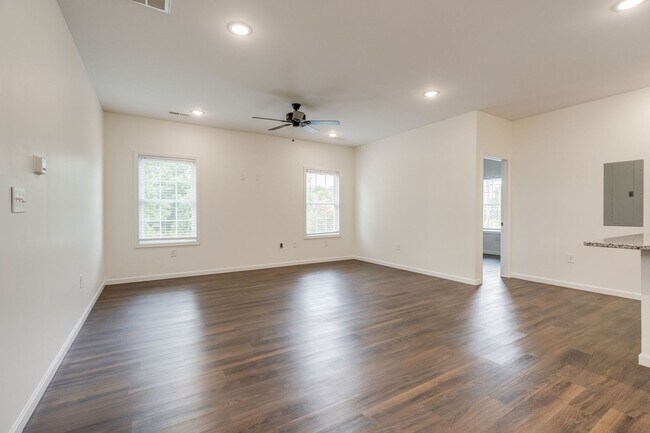 Foto del edificio - 2 bed/2bath apartment just off W. Market Street