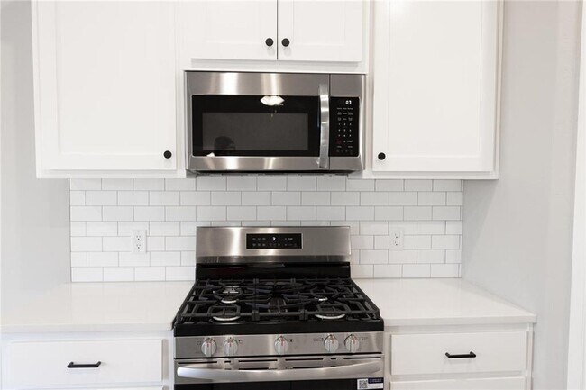 Foto del edificio - LUXURY NEW 3 Bedroom 2 Bathroom Home in Piedmont Schools (Neighborhood Park and Basketball court)