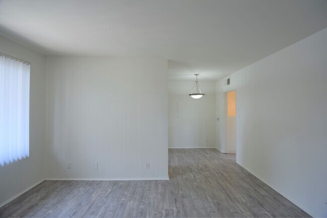 Foto del edificio - 4565 Hazeltine Ave