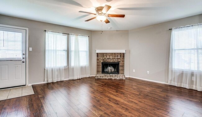 Foto del edificio - Spacious 3-2-2 on a corner lot in Fort Worth!
