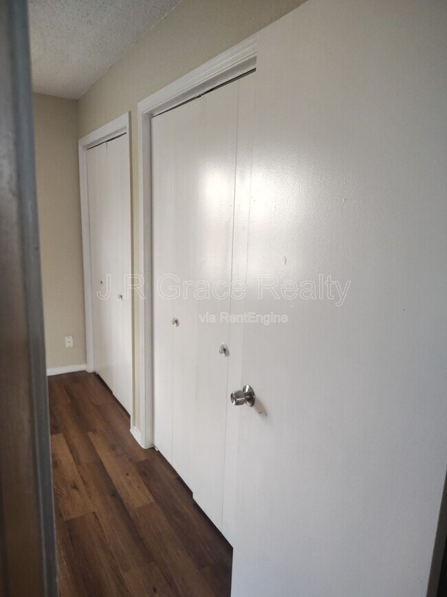 Foto del edificio - 5947 Shadydell Dr