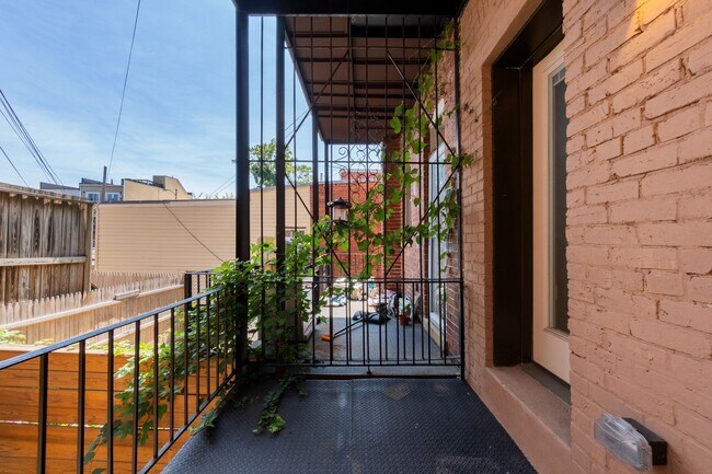 Foto del edificio - Experience stunning design and modern finishes in Columbia Heights!