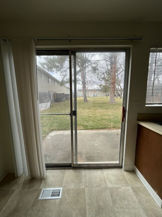 Foto del edificio - 118 W Colby Ln