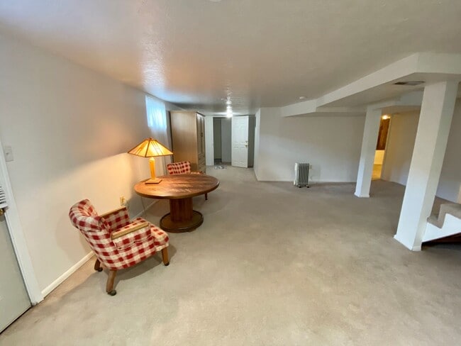 Building Photo - Spacious Milwaukie Studio
