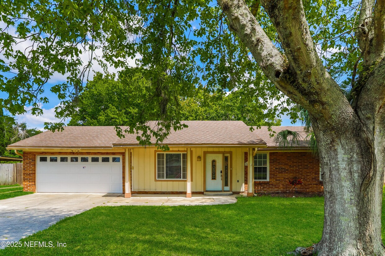 Foto principal - 2412 Stonehaven Ct W