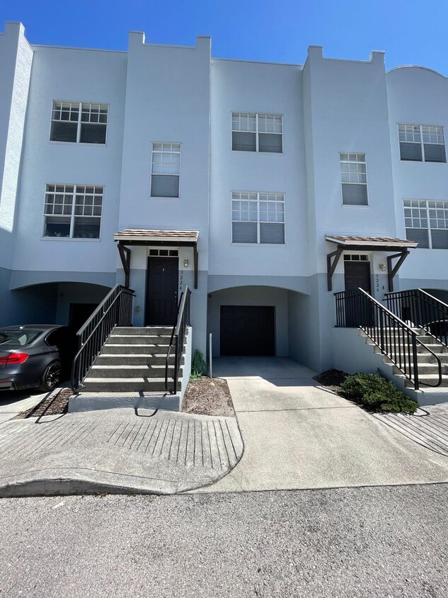 Primary Photo - 2 Bedroom 2 Bathroom South Tampa Townhome!!