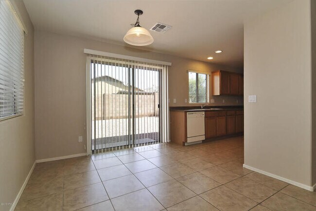 Foto del edificio - Great-room floor plan with 4 bedrooms PLUS den