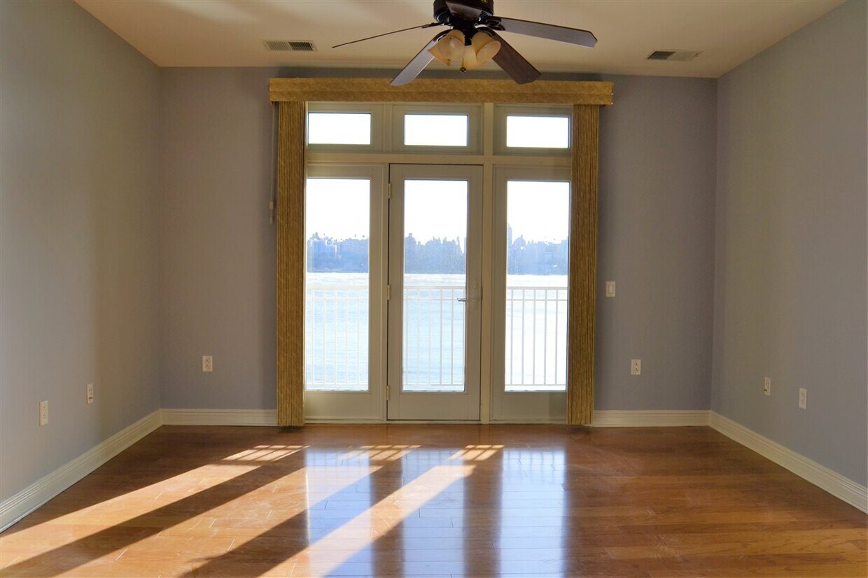 Foto principal - 7400 River Rd