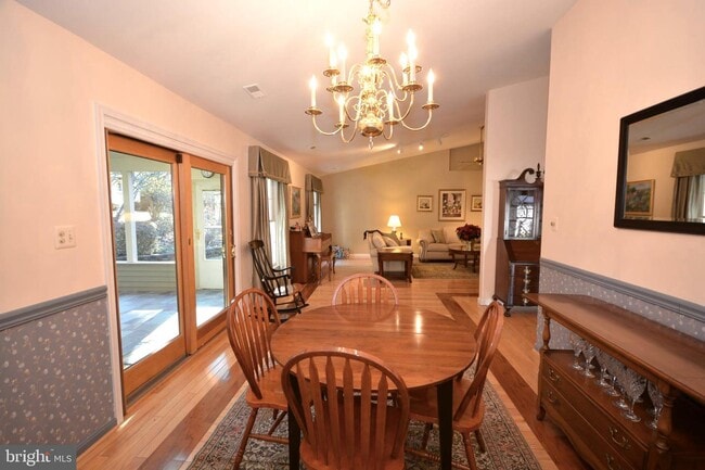 Building Photo - 955 Mastline Dr