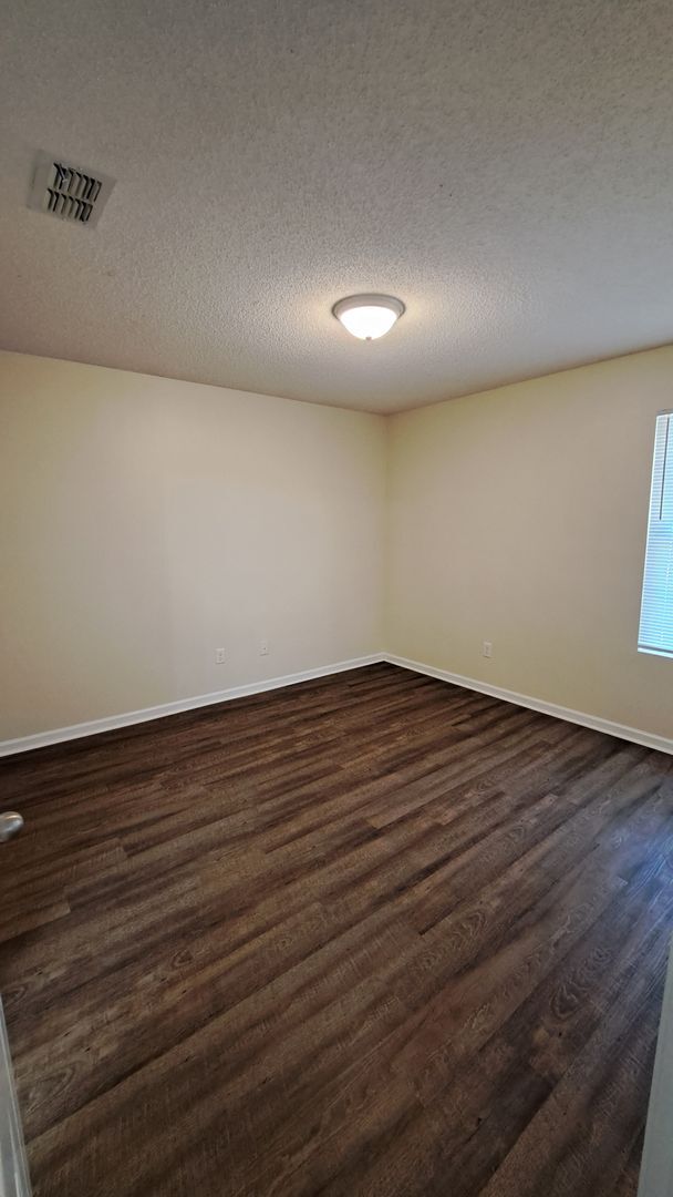 Foto del edificio - 221 Glade Ln