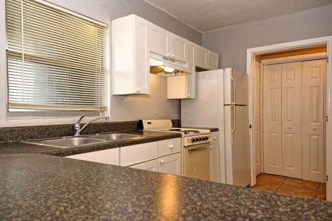 Building Photo - Cute Duplex near Downtown Available Now!